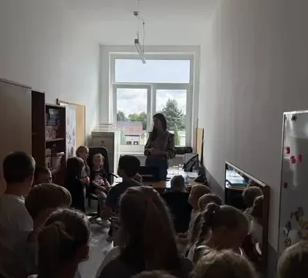 Pierwszaki rozpoczęły szkolną przygodę – kolorowo i z uśmiechem