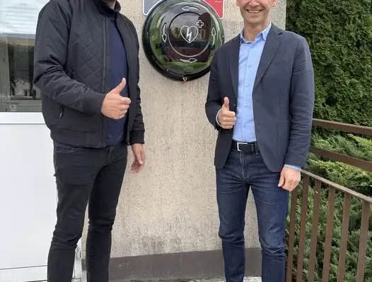 Nowy defibrylator AED przy Ośrodku Zdrowia w Brzeźnicy — dostępny całodobowo