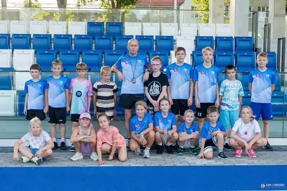 Nowy stadion w Iłowej otwarty. Młodzi lekkoatleci już testują bieżnię