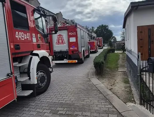 Wyczuwalny zapach gazu na klatce schodowej w Bobrzanach. Interweniowały zastępy straży pożarnej