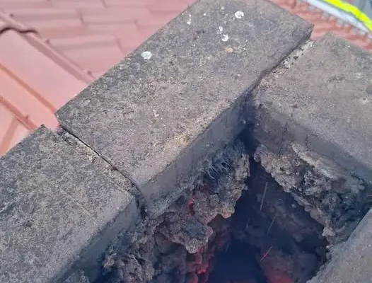 Pożar sadzy w przewodzie kominowym w Iłowej — interweniowały służby