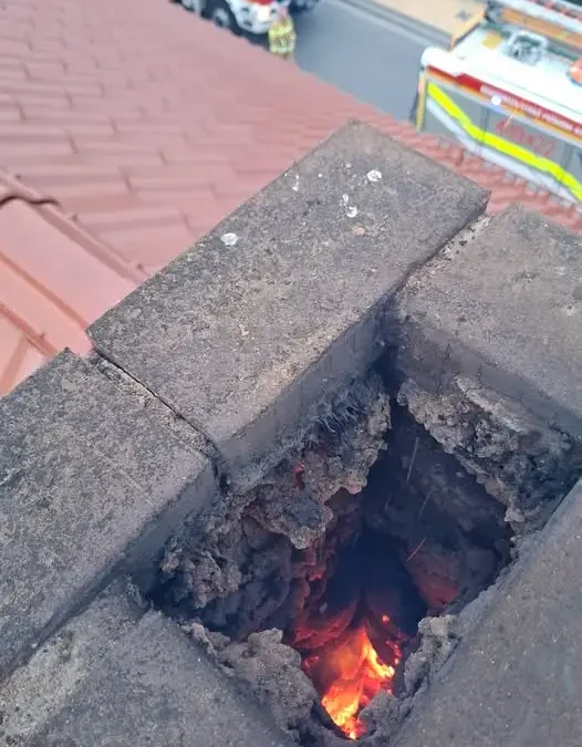 Pożar sadzy w przewodzie kominowym w Iłowej — interweniowały służby