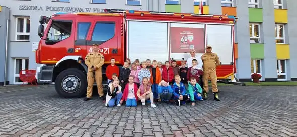 Próbny alarm przeciwpożarowy w szkole – ćwiczenia ewakuacji uczniów i przedszkolaków