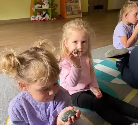 Lekcja ciszy metodą Montessori w przedszkolu w Brzeźnicy