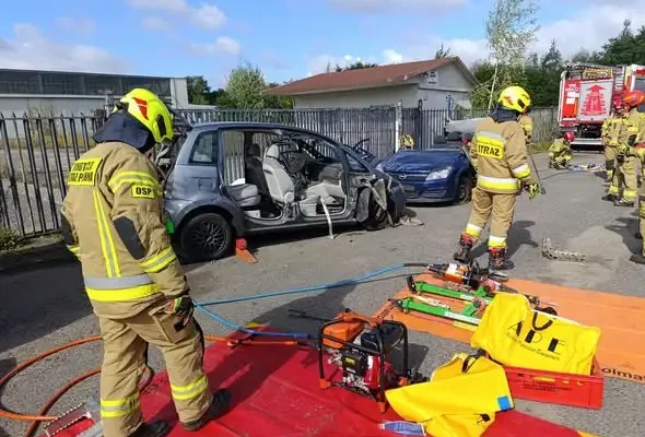 Strażacy z OSP Iłowa doskonalili ratownictwo techniczne na warsztatach w Tomaszowie