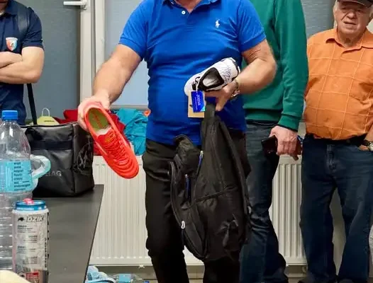 Andrzej Pudełko, były piłkarz Budowlanych, odwiedził Gozdnicę i przekazał korki drużynie