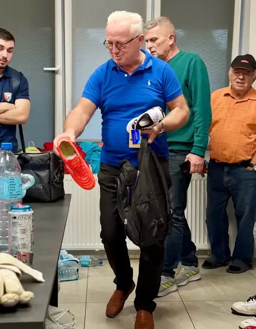 Andrzej Pudełko, były piłkarz Budowlanych, odwiedził Gozdnicę i przekazał korki drużynie