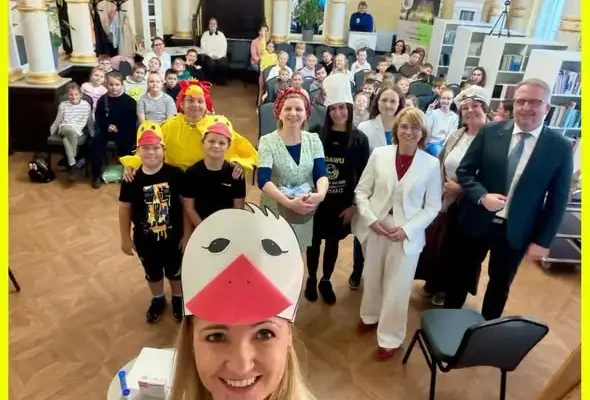 Szprotawa: Dzień Głośnego Czytania z „Kaczką Dziwaczką” i burmistrzem w roli kupca