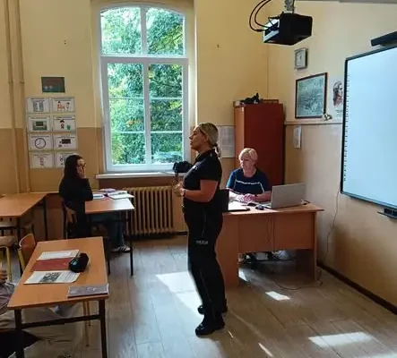 Tydzień Przeciwdziałania Przemocy Rówieśniczej w szkole z udziałem policjantki
