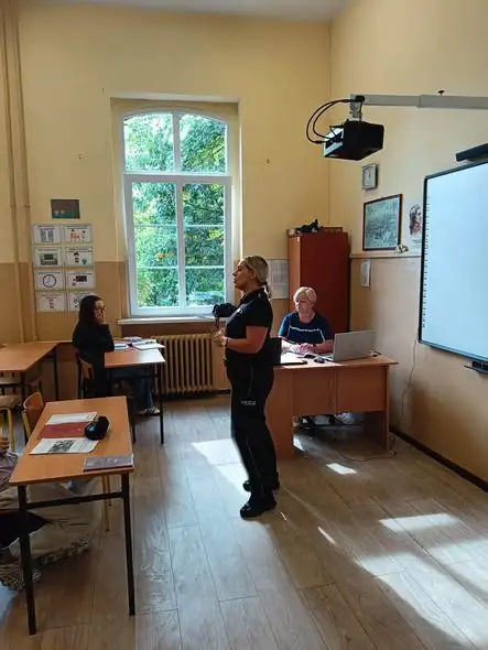 Tydzień Przeciwdziałania Przemocy Rówieśniczej w szkole z udziałem policjantki