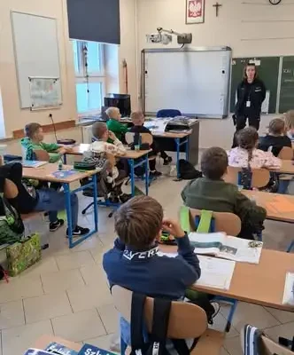 Spotkanie uczniów z dzielnicową o bezpieczeństwie na drodze
