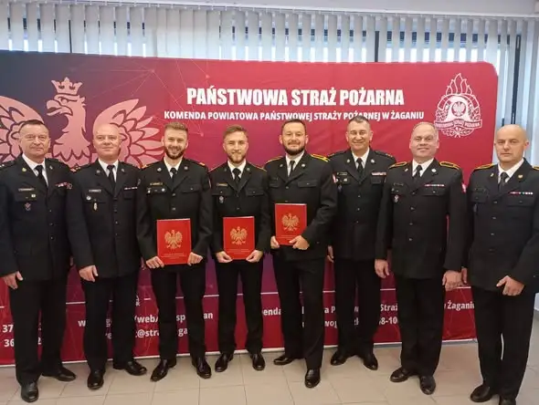 Awans w żagańskiej straży pożarnej. Komendant powiatowy mianował trzech funkcjonariuszy