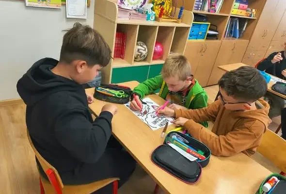 Tydzień Przeciwdziałania Przemocy Rówieśniczej w ZS Brzeźnica – uczniowie klasy III uczyli się, jak reagować