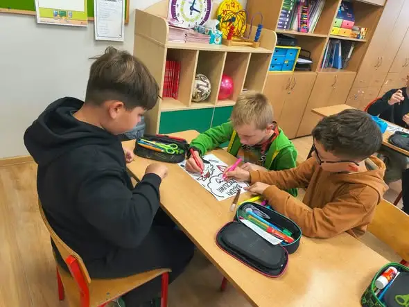 Tydzień Przeciwdziałania Przemocy Rówieśniczej w ZS Brzeźnica – uczniowie klasy III uczyli się, jak reagować