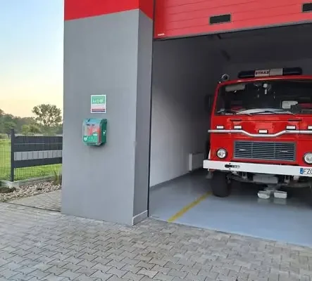 AED przy remizie OSP w Niegosławicach — defibrylator dostępny całą dobę