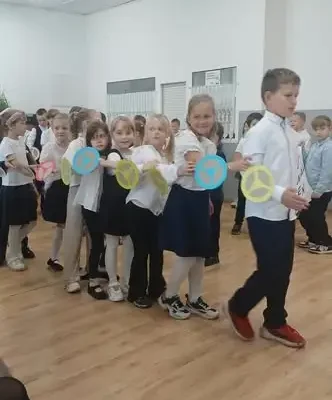 Uczniowie klas 1 i 2 przygotowali wyjątkowy apel z okazji Dnia Edukacji Narodowej