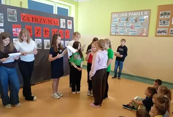 Uczniowie przygotowali scenkę o przemocy rówieśniczej
