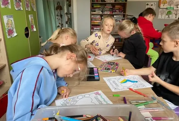 Świetlica szkolna włącza się w obchody Miesiąca Seniora – dzieci przygotowały laurki