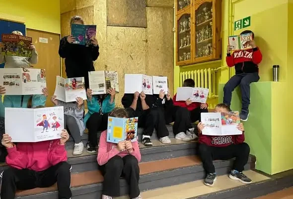 Szprotawa: uczniowie SP2 czytali na przerwach w ramach Międzynarodowego Miesiąca Bibliotek Szkolnych