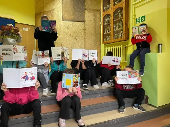 Szprotawa: uczniowie SP2 czytali na przerwach w ramach Międzynarodowego Miesiąca Bibliotek Szkolnych