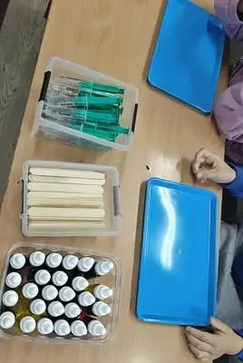 Wesołe Glutuki – Mobilne Laboratorium w szkole. Uczniowie klas 1–3 odkrywali świat eksperymentów