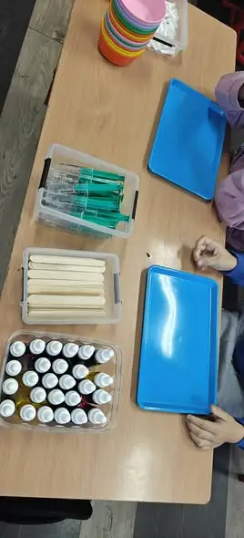 Wesołe Glutuki – Mobilne Laboratorium w szkole. Uczniowie klas 1–3 odkrywali świat eksperymentów