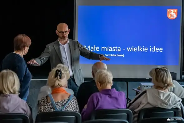 Burmistrz Iłowej opowiadał o małych miastach i wielkich pomysłach na Uniwersytecie Trzeciego Wieku w Żarach