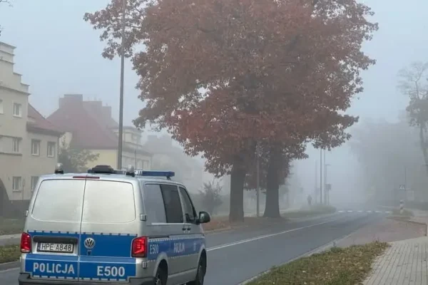 Zmiana czasu na zimowy i gęste mgły – policja apeluje o ostrożność na drogach