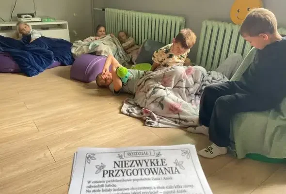 Pierwszaki z zajęć świetlicowych uczą się pamięci o bliskich