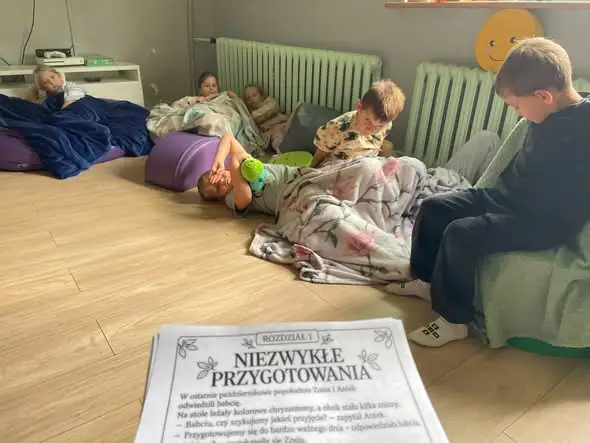Pierwszaki z zajęć świetlicowych uczą się pamięci o bliskich