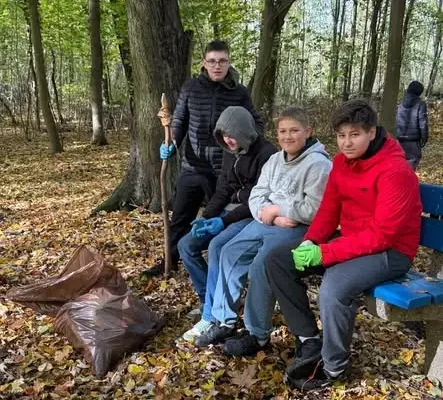 Uczniowie SP2 Szprotawa sprzątali Park Huta podczas lekcji WF-u