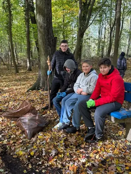 Uczniowie SP2 Szprotawa sprzątali Park Huta podczas lekcji WF-u