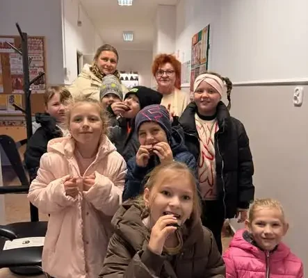 Warsztaty lepienia w glinie w Gozdnicy – uczniowie klasy 2b odkrywali lokalne tradycje