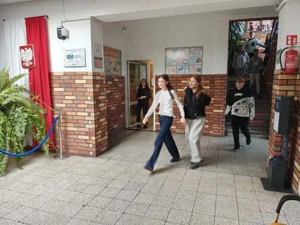 Ćwiczenia ewakuacyjne w Niepublicznej Szkole Podstawowej „Mała Szkoła” w Bukowinie Bobrzańskiej