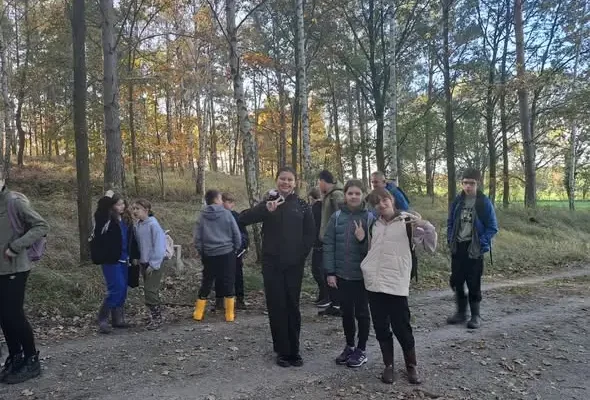 Uczniowie z Szprotawy sadzili dęby bezszypułkowe w ramach lekcji biologii w terenie