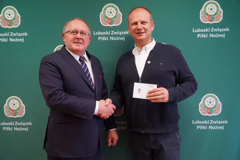 Marcin Kwaśniewski ze Szprotawy odznaczony Brązową Odznaką Honorową PZPN