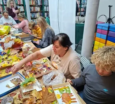 Jesienne warsztaty w klasie 3b: liście, rodzice i herbata z cynamonem