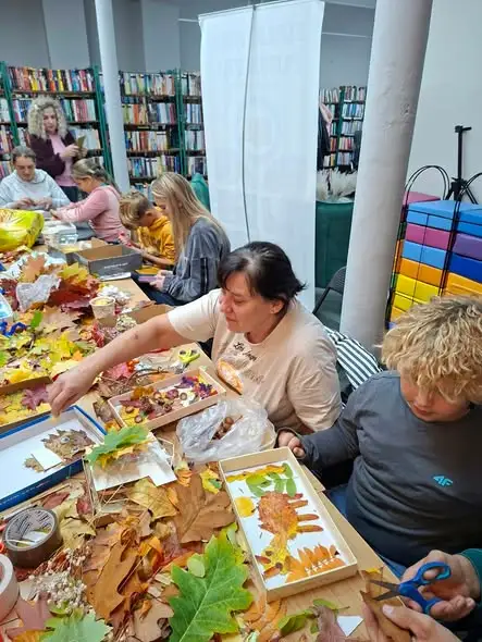 Jesienne warsztaty w klasie 3b: liście, rodzice i herbata z cynamonem